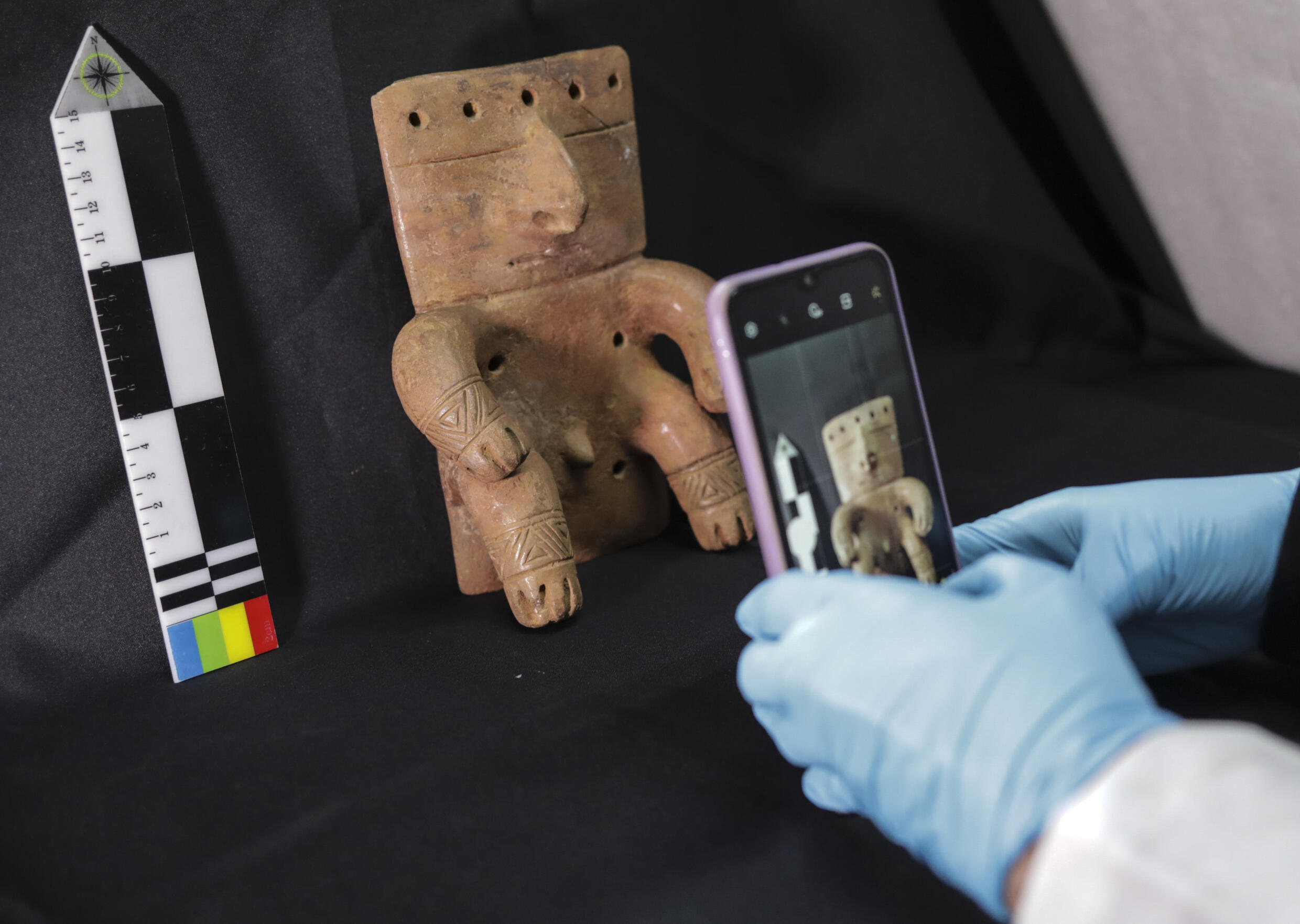 Une pièce archéologique précolombienne est cataloguée à l'Institut colombien d'anthropologie et d'histoire, au Musée national de Colombie à Bogota, le 25 octobre 2023